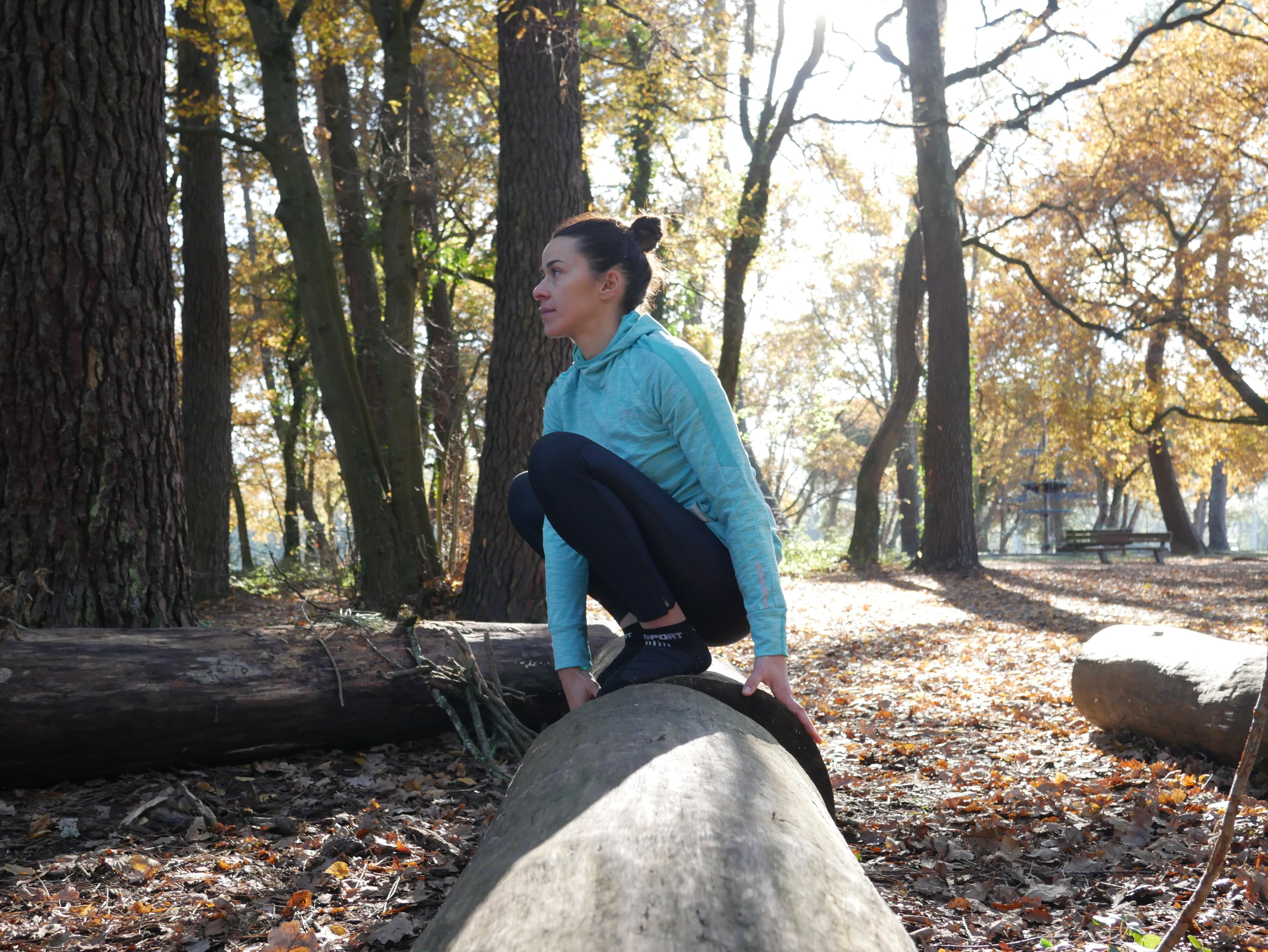 Nuria sur un tronc d'arbre