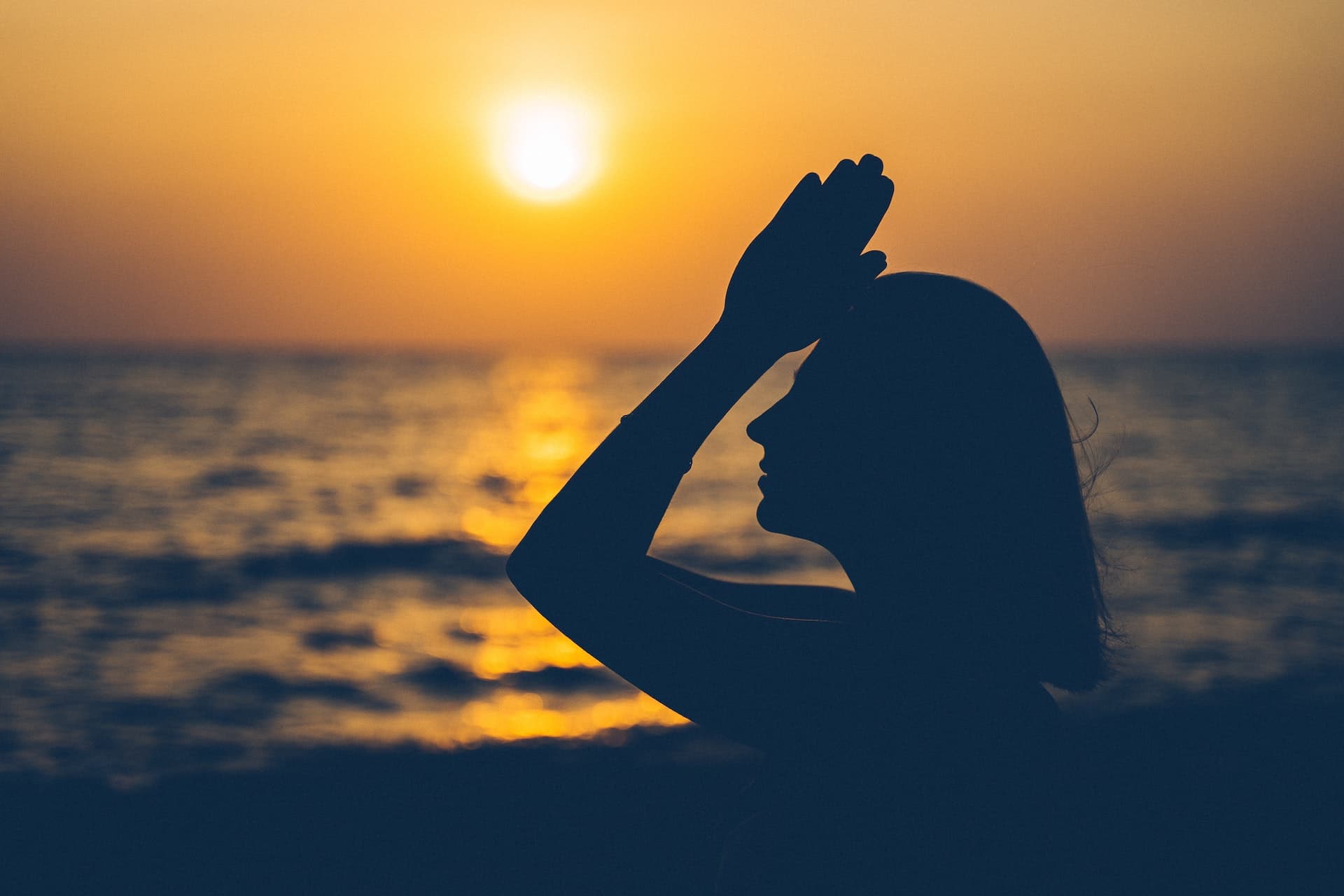 Femme faisant du yoga dans la plage