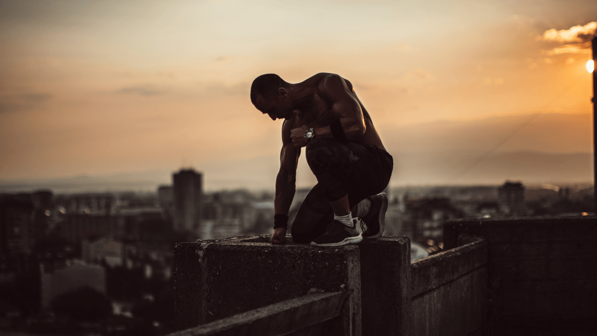 Homme sur le sommet de la montagne